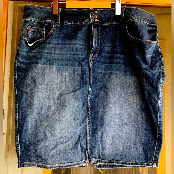 TORRID Stretch Denim Plus Size Womens Denim Skirt 24 - Picture 1 of 4